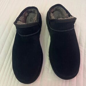 New without box 
Black Ugg slippers size 9